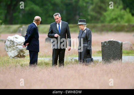 Celle, Allemagne. 26 Juin, 2015. La Grande-Bretagne La reine Elizabeth et le prince Philip à parler directeur memorial Jens-Christian Wagner (C) au cours d'une visite à l'ancien camp de concentration nazi de Bergen-Belsen, en Allemagne le 26 juin 2015. La reine Elizabeth et le duc d'Édimbourg sont à trois jours de visite d'État en Allemagne. Photo : FABIAN BIMMER/dpa dpa : Crédit photo alliance/Alamy Live News Banque D'Images