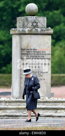 Celle, Allemagne. 26 Juin, 2015. La Grande-Bretagne La reine Elizabeth promenades en face de l'monument juif sur le site de l'ancien prisonnier de guerre nazie et les camps de concentration de Bergen-Belsen, Allemagne, le 26 juin, 2015. La reine Elizabeth et le duc d'Édimbourg sont à trois jours de visite d'État en Allemagne. Photo : FABIAN BIMMER/dpa dpa : Crédit photo alliance/Alamy Live News Banque D'Images