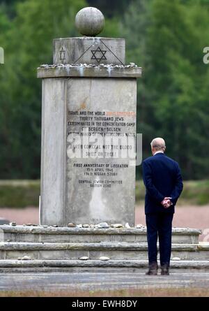 Celle, Allemagne. 26 Juin, 2015. Le Prince Philippe de Grande-Bretagne se place en avant du monument juif sur le site de l'ancien prisonnier de guerre nazie et les camps de concentration de Bergen-Belsen, Allemagne, le 26 juin, 2015. La reine Elizabeth et le duc d'Édimbourg sont à trois jours de visite d'État en Allemagne. Photo : FABIAN BIMMER/dpa dpa : Crédit photo alliance/Alamy Live News Banque D'Images