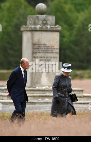 Celle, Allemagne. 26 Juin, 2015. La Grande-Bretagne La reine Elizabeth et le prince Philip à pied passé le monument juif à l'emplacement de l'ancien prisonnier de guerre et les camps de concentration de Bergen-Belsen, Allemagne, le 26 juin, 2015. La reine Elizabeth et le duc d'Édimbourg sont à trois jours de visite d'État en Allemagne. Photo : FABIAN BIMMER/dpa dpa : Crédit photo alliance/Alamy Live News Banque D'Images