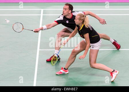 Les joueurs Alzbeta Basova tchèque, droite, et Jakub Bitman rivaliser en badminton double mixte République tchèque match quart contre le Danemark lors de la 1ère 2015 Bakou jeux européens à Bakou, Azerbaïdjan, le 26 juin 2015. (CTK Photo/David Tanecek) Banque D'Images