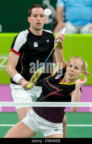 Les joueurs Alzbeta Basova tchèque, droite, et Jakub Bitman rivaliser en badminton double mixte République tchèque match quart contre le Danemark lors de la 1ère 2015 Bakou jeux européens à Bakou, Azerbaïdjan, le 26 juin 2015. (CTK Photo/David Tanecek) Banque D'Images