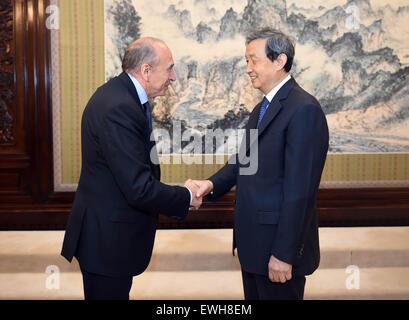 Beijing, Chine. 26 Juin, 2015. Le vice-Premier ministre chinois Ma Kai (R) rencontre avec Gérard Collomb, maire de Lyon, France, à Beijing, capitale de Chine, le 26 juin 2015. Credit : Zhang Duo/Xinhua/Alamy Live News Banque D'Images