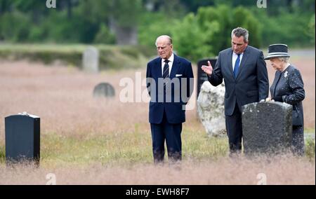 Celle, Allemagne. 26 Juin, 2015. La Grande-Bretagne La reine Elizabeth et le Prince Philip écouter directeur memorial Jens-Christian Wagner (C) au cours d'une visite à l'emplacement de l'ancien camp de concentration nazi de Bergen-Belsen, en Allemagne le 26 juin 2015. La reine Elizabeth et le duc d'Édimbourg sont à trois jours de visite d'État en Allemagne. Photo : FABIAN BIMMER/dpa dpa : Crédit photo alliance/Alamy Live News Banque D'Images