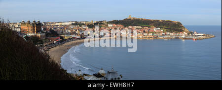 Vue panoramique sur la baie du sud à Scarborough en hiver le soleil. Banque D'Images