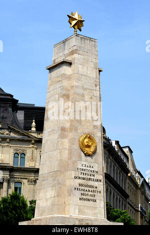 Obélisque soviétique commémorant la libération de ville par l'Armée Rouge en 1945, Place de la liberté, Budapest, Hongrie Banque D'Images
