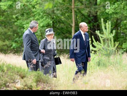 Celle, Allemagne. 26 Juin, 2015. La Grande-Bretagne La reine Elizabeth et le prince Philip à pied avec directeur memorial Jens-Christian Wagner (L) au cours d'une visite à l'emplacement de l'ancien camp de concentration nazi de Bergen-Belsen, en Allemagne le 26 juin 2015. La reine Elizabeth et le duc d'Édimbourg sont à trois jours de visite d'État en Allemagne. Photo : FABIAN BIMMER/dpa dpa : Crédit photo alliance/Alamy Live News Banque D'Images