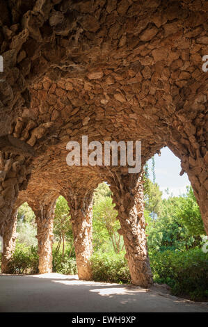 PARC GUELL (parc Guell) intérieur porche de transport conçu par Antonio Gaudi. Barcelone, Espagne. Banque D'Images