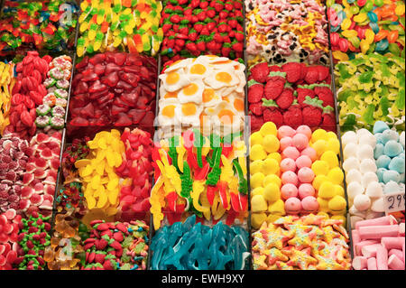 Marché de la boqueria affichage coloré de confiseries bonbons à la vente. barcelone catalogne espagne Banque D'Images