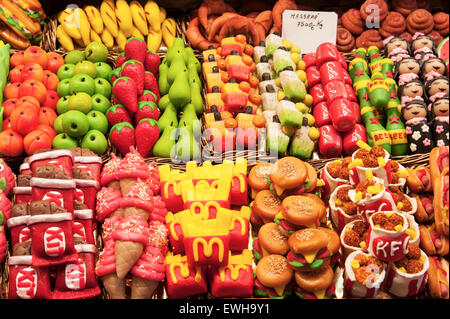 LE MARCHÉ DE LA BOQUERIA affiche des confiseries colorées au massepain en vente. Barcelone Catalogne Espagne Banque D'Images