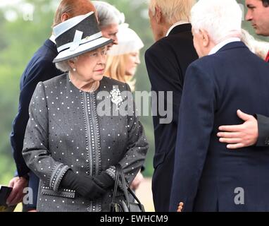 Celle, Allemagne. 26 Juin, 2015. La Grande-Bretagne La reine Elizabeth survivant accueille Stefan Hertz (R) au cours d'une visite à l'emplacement de l'ancien camp de concentration nazi de Bergen-Belsen, en Allemagne le 26 juin 2015. La reine Elizabeth et le duc d'Édimbourg ont été sur trois jours de visite d'État en Allemagne. Photo : FABIAN BIMMER/dpa dpa : Crédit photo alliance/Alamy Live News Banque D'Images