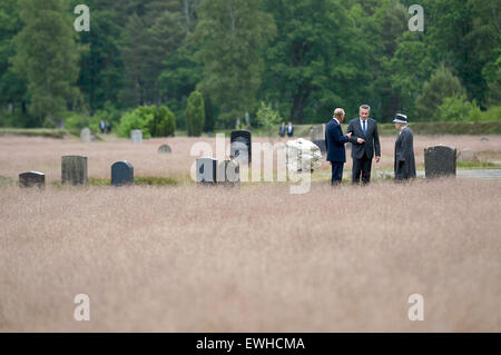 Celle, Allemagne. 26 Juin, 2015. La Grande-Bretagne La reine Elizabeth et le prince Philip à parler directeur memorial Jens-Christian Wagner (C) au cours d'une visite à l'ancien camp de concentration nazi de Bergen-Belsen, en Allemagne le 26 juin 2015. La reine Elizabeth et le duc d'Édimbourg ont été sur trois jours de visite d'État en Allemagne. Photo : FABIAN BIMMER/dpa dpa : Crédit photo alliance/Alamy Live News Banque D'Images