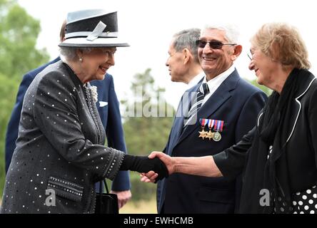 Celle, Allemagne. 26 Juin, 2015. La Grande-Bretagne La reine Elizabeth (L) accueille Doreen Levy et les survivants et libérateurs, lors d'une visite à l'emplacement de l'ancien camp de concentration nazi de Bergen-Belsen, en Allemagne le 26 juin 2015. La reine Elizabeth et le duc d'Édimbourg sont à trois jours de visite d'État en Allemagne. Photo : FABIAN BIMMER/dpa dpa : Crédit photo alliance/Alamy Live News Banque D'Images