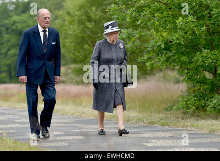 Celle, Allemagne. 26 Juin, 2015. La Grande-Bretagne La reine Elizabeth (R) et le prince Philip à pied passé charniers en face de l'monument juif en raison de l'emplacement de l'ancien camp de concentration nazi de Bergen-Belsen, en Allemagne le 26 juin 2015. La reine Elizabeth et le duc d'Édimbourg sont à trois jours de visite d'État en Allemagne. PHOTO : FABIAN BIMMER/dpa dpa : Crédit photo alliance/Alamy Live News Banque D'Images