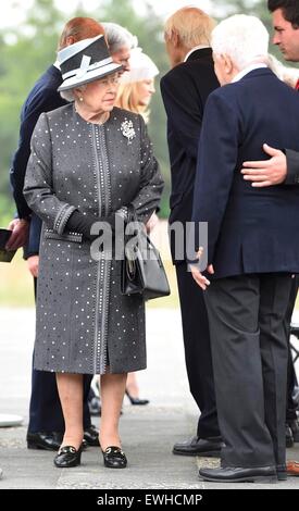 Celle, Allemagne. 26 Juin, 2015.La reine Elizabeth survivant accueille Stefan Hertz (R) au cours d'une visite à l'emplacement de l'ancien camp de concentration nazi de Bergen-Belsen, en Allemagne le 26 juin 2015. La reine Elizabeth et le duc d'Édimbourg ont été sur trois jours de visite d'État en Allemagne. Photo : FABIAN BIMMER/dpa dpa : Crédit photo alliance/Alamy Live News Banque D'Images