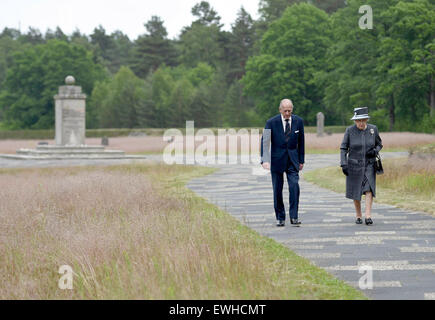 Celle, Allemagne. 26 Juin, 2015.La reine Elizabeth et le prince Philip à pied passé charniers en face de l'monument juif en raison de l'emplacement de l'ancien camp de concentration nazi de Bergen-Belsen, en Allemagne le 26 juin 2015. La reine Elizabeth et le duc d'Édimbourg sont à trois jours de visite d'État en Allemagne. Photo : FABIAN BIMMER/dpa dpa : Crédit photo alliance/Alamy Live News Banque D'Images