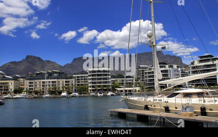 Cape Town, Afrique du Sud - 17 décembre 2010 : La vue de la Victoria and Alfred Waterfront. Au loin le Mont Table notoire Banque D'Images