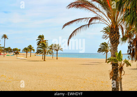 Une vue sur la plage principale de Carboneras dans le parc naturel de Cabo de Gata-Nijar, dans la province d'Almeria, en Espagne Banque D'Images