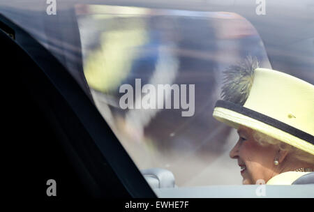Berlin, Allemagne. 26 Juin, 2015. La Grande-Bretagne La reine Elizabeth II à travers la Porte de Brandebourg en ber Bentley sur sa dernière journée à Berlin, 26 juin 2015. Le monarque britannique et son mari sont sur leur cinquième visite d'État en Allemagne. PHOTO : KAY NIETFELD/dpa/Alamy Live News Banque D'Images