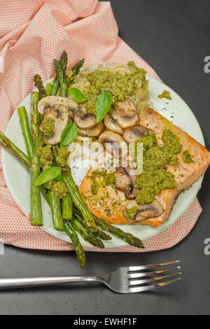 Délicieux saumon grillé avec sauce crémeuse au pesto, asperges et linguine sur le côté Banque D'Images