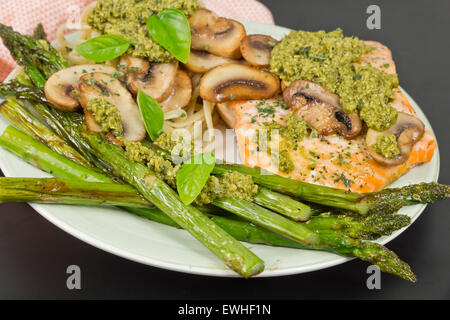 Délicieux saumon grillé avec sauce crémeuse au pesto, asperges et linguine sur le côté Banque D'Images