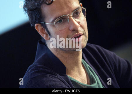 Berlin, Allemagne. 26 Juin, 2015. Artiste Tino Sehgal donne une présentation sur son exposition aux journalistes lors d'une conférence de presse à l'Gropius-Bau à Berlin, Allemagne, 26 juin 2015. Photo : PAUL ZINKEN/DPA/Alamy Live News Banque D'Images