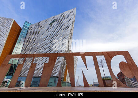 Attraction Titanic et un monument à Belfast, en Irlande du Nord. Banque D'Images