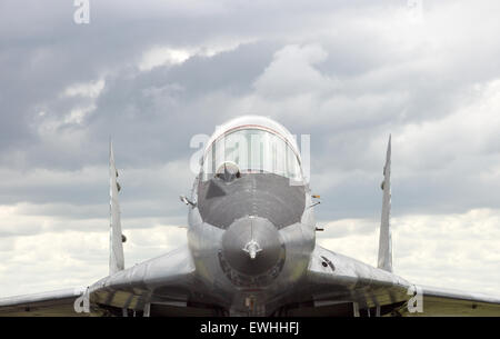 En avion de chasse MiG-29 sur un ciel gris Banque D'Images