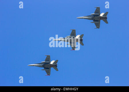 L'Armée de l'Air finlandaise F-18 Hornet survole Banque D'Images