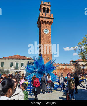 Les touristes à la tour de l'horloge et la sculpture en verre bleu à Campo Santo Stefano Murano Lagune de Venise Vénétie Italie Europe Banque D'Images