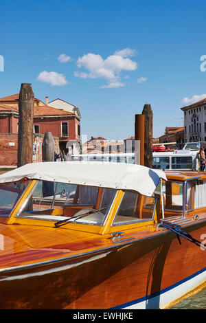 Motoscafi (eau taxi) amarrés sur un canal de l'île de Murano Lagune de Venise Vénétie Italie Europe Banque D'Images