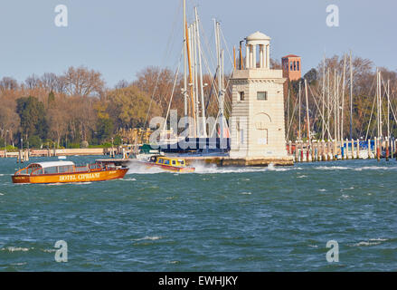 Une ambulance de l'eau passé la vitesse d'un bateau appartenant à l'hôtel Cipriani légendaire près de San Giorgio Maggiore Venise Vénétie Italie île Banque D'Images