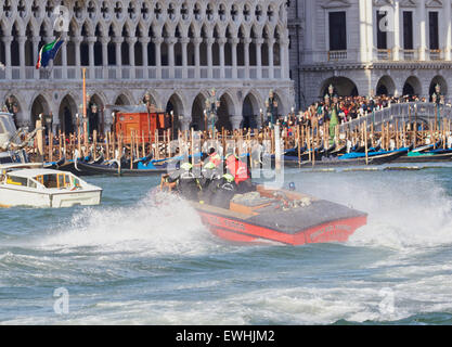 Un bateau de secours en cas d'incendie sur l'eau avec un front de mer bondé dans le contexte vénitien Venise Vénétie Italie Europe Banque D'Images