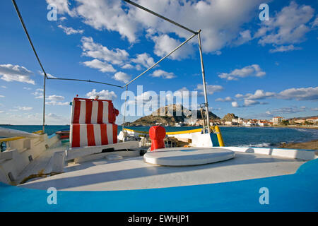 Un pêcheur en bateau en bois de couleur traditionnellement Tourkikos beach, Nea Maditos suburb, Myrina Lemnos, l'île de Limnos, Grèce Banque D'Images