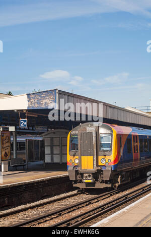 Le train South West pour Portsmouth s'est arrêté à la gare centrale de Southampton, Southampton, Hampshire, au Royaume-Uni, en juin Banque D'Images