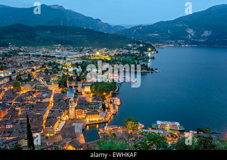 Le lac de Garde, la ville de Riva del Garda, Italie (blue hour) Banque D'Images