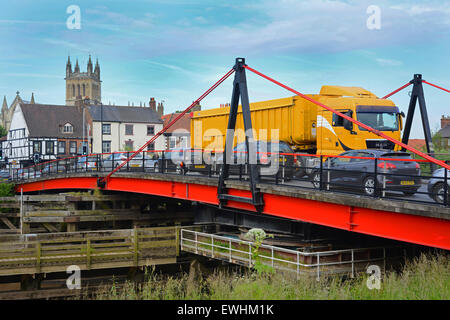 Le trafic traversant le pont tournant selby sur la rivière Ouse avec selby abbey dans la distance france Banque D'Images