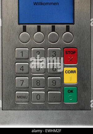 Affichage LCD et clavier pour la saisie d'un code PIN de carte de paiement sur un distributeur automatique. Banque D'Images