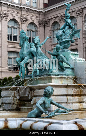 Fontaine et Sculpture en face du Jardin Botanique de New York Bibliothèque. La bibliothèque LuEsther T. Mertz. New York Botanical Garden. Fondée en 1899, la Bibliothèque Mertz a évolué pour devenir l'un des plus grands et le plus complet des bibliothèques botaniques dans le monde et est un trésor de connaissances sur tous les aspects du monde végétal. L'Amérique latine de la bibliothèque de la littérature des exploitations sont parmi les plus riches au monde, grâce en grande partie à l'NYBG très activement la recherche et la conservation. Banque D'Images