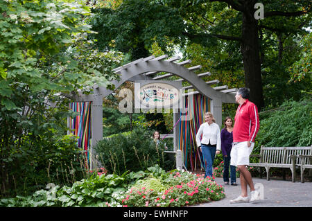 Everett Children's Adventure Jardin. Jardin Botanique de New York. Les banderoles de couleur à l'entrée principale de l'enfant d'Everett Banque D'Images