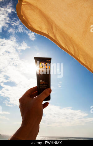 Protection solaire SPF crème écran solaire visage bouteilles bouteille plage été Piz Buin Ibiza espagne espagnol resort cancer de la peau bronzage tan Banque D'Images