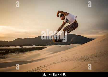 Sandboarding sur les dunes de Joaquina Plage. Florianopolis, Santa Catarina, Brésil. Banque D'Images