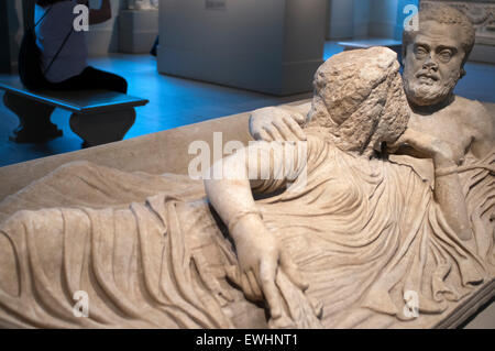 Couvercle de sarcophage en marbre avec couple. Période romaine, dynastie. Chambre de la période gréco-romaine dans la région métropolitaine de Museu Banque D'Images