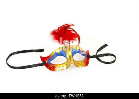 Masque vénitien coloré de rouge et de plumes et rubans noirs sur fond blanc avec des ombres douces. Présentation horizontale avec personne sur la photo. Banque D'Images