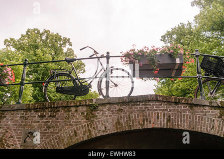 Les vélos garés sur un pont sur un canal à Den Haag, La Haye, Pays-Bas Banque D'Images