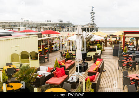 Restaurant en plein air à Scheveningen strand à côté du pier Banque D'Images