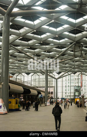 À l'intérieur de la gare Den Haag Centraal, La Haye, Pays-Bas Banque D'Images