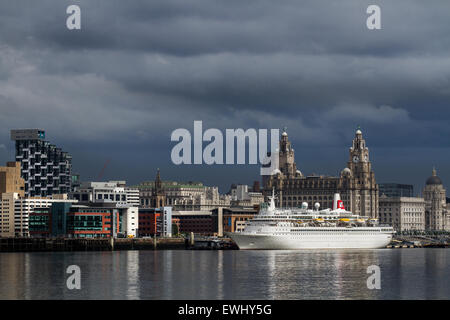 Liverpool, Merseyside, Royaume-Uni 26 juin 2015. Météo britannique. La fin bien sur le front que Fred Olsen cruise ship du Black Watch se prépare à quitter le port de Liverpool. Les chiffres publiés récemment montrent Liverpool joue un rôle clé dans l'expansion du Royaume-Uni l'industrie de croisière. Selon un rapport de la Cruise Lines International Association (CLIA) le port de la ville est prévu pour voir une augmentation de 12  % du trafic passagers en 2015. Cela portera à 83 000 le nombre de passagers attendus cette année au port de Liverpool. Credit : Cernan Elias/Alamy Live News Banque D'Images