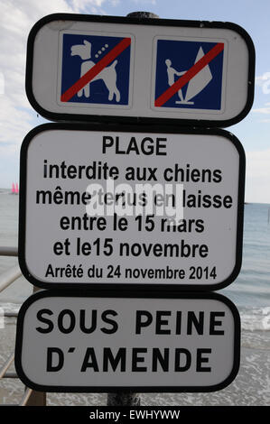 D'un signe indiquant que les chiens, même ceux sur les câbles, sont interdits de cette plage en Bretagne, France pour 8 mois par an. Banque D'Images