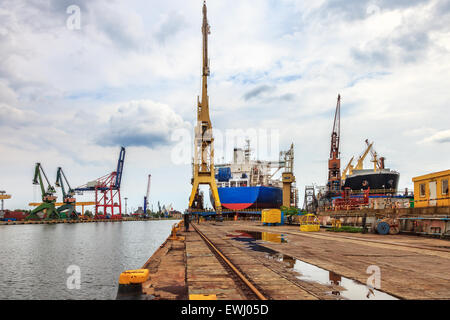 Bateaux et grues de chantier naval de Gdansk, Pologne. Banque D'Images